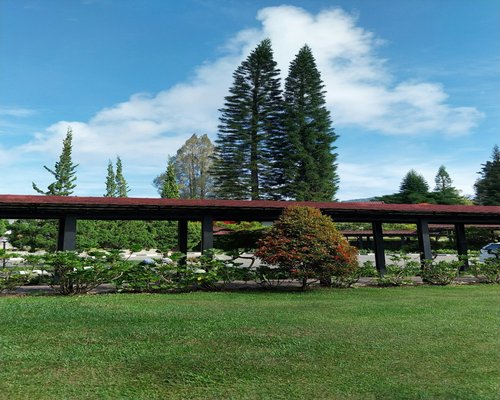 Berjalan santai di taman kota